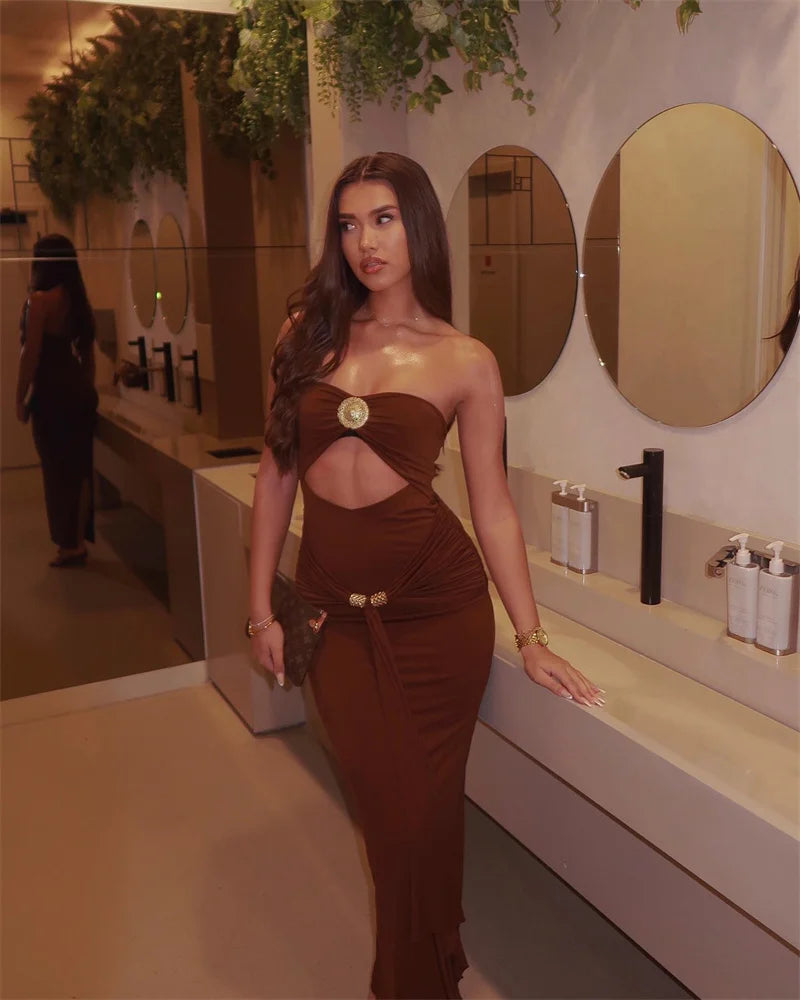 שמלת מקסי סטרפלס בעיצוב פתח ושובל בעיטור אבזמים - טאליה