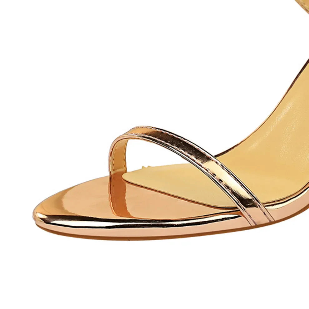 סנדלי עקב מבריקות בעיצוב רצועות קרוס - MAX