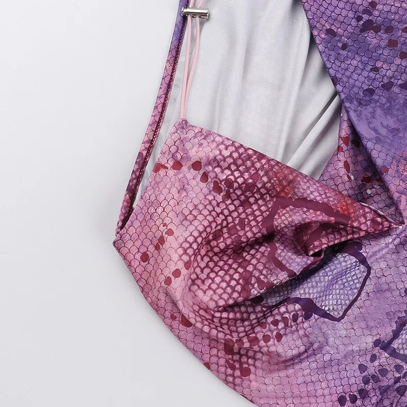 שמלת מיני בעיצוב חצוי בהדפס מיוחד בעיטור חישוקי אבזם - קמי