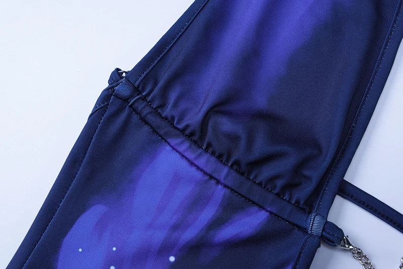 שמלת מקסי בהדפס פרחים קשירה בצוואר בעיטור שרשרת בחזה בעיצוב גב פתוח ומחשוף V  - בלוברי