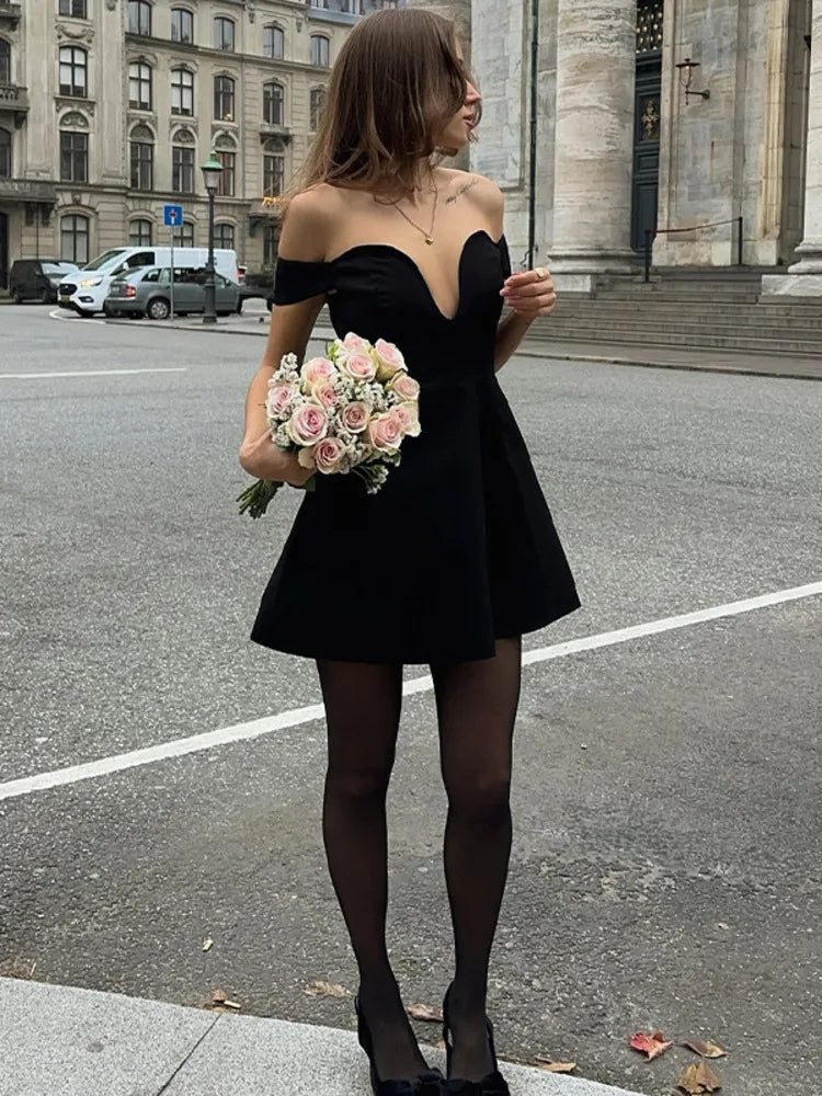 שמלת מיני בגזרת A כתפיים חשופות מחשוף V - AMOR