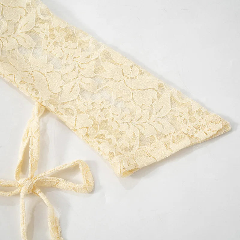 שמלת מיני תחרה כתפיים חשופות בעיטור חוטי קשירה במותן ובידיים - Aviana