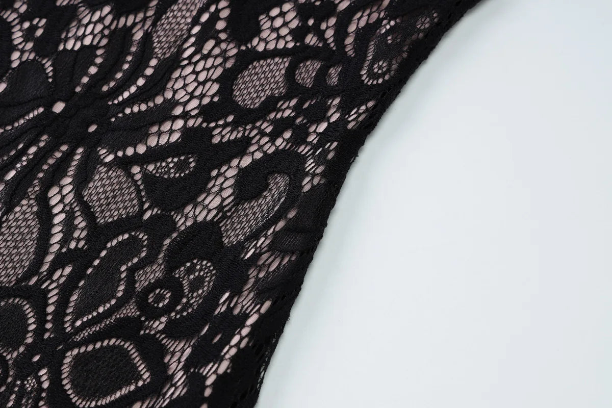 שמלת מיני תחרה צווארון גולף בעיטור כפתור - קימורה