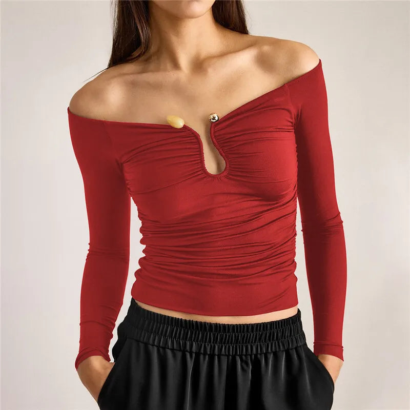 חולצה צמודה כתפיים חשופות בעיטור אבזם - סטייס