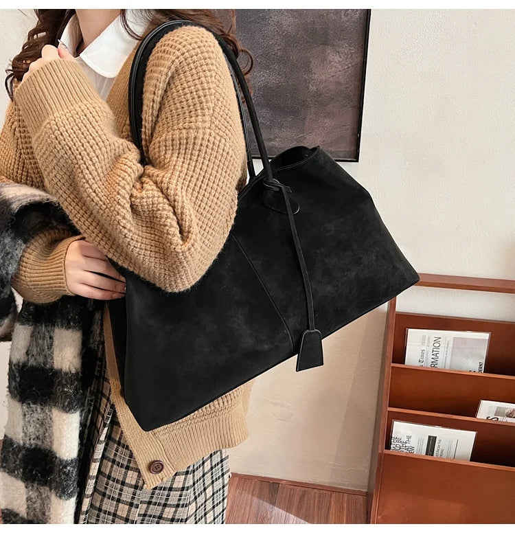 Suede bag with classic design
