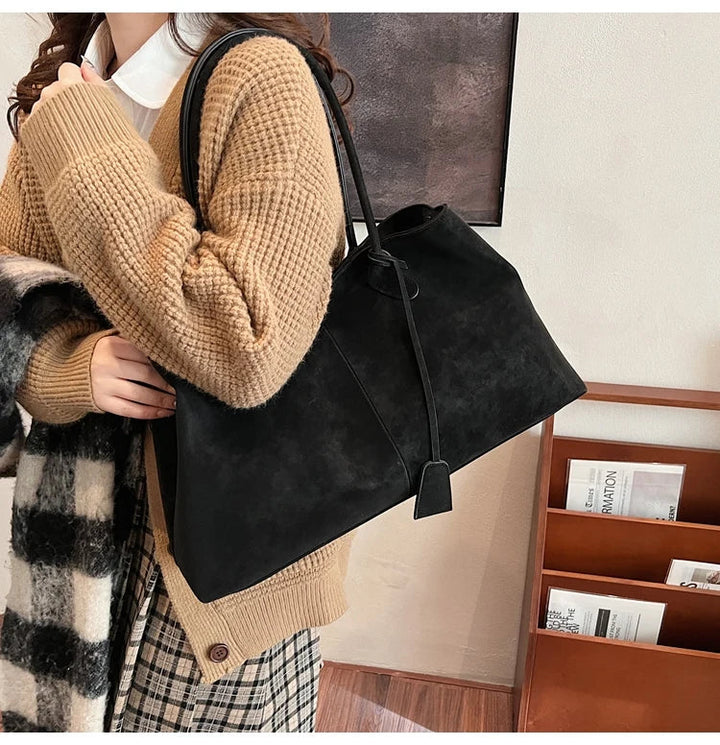 Suede bag with classic design