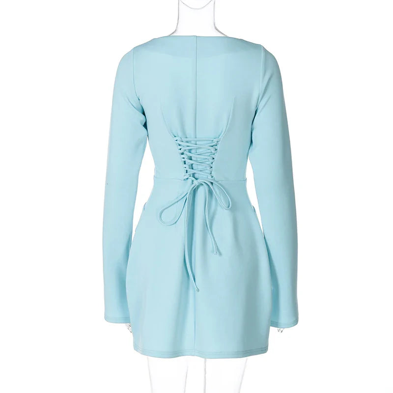 שמלת מיני מחויטת בגזרת A בעיצוב קשירה בגב להצמדה במותן בעיטור כיסים - יאר