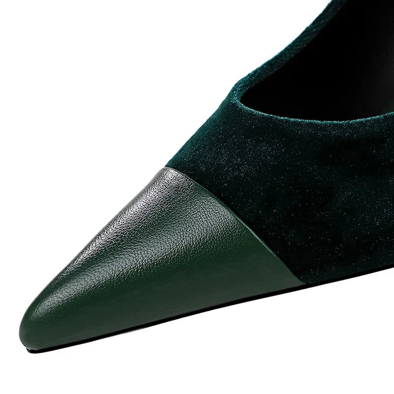 נעלי עקב שפיץ בעיטור אבזם בד קטיפה בשילוב דמוי עור - MABEL