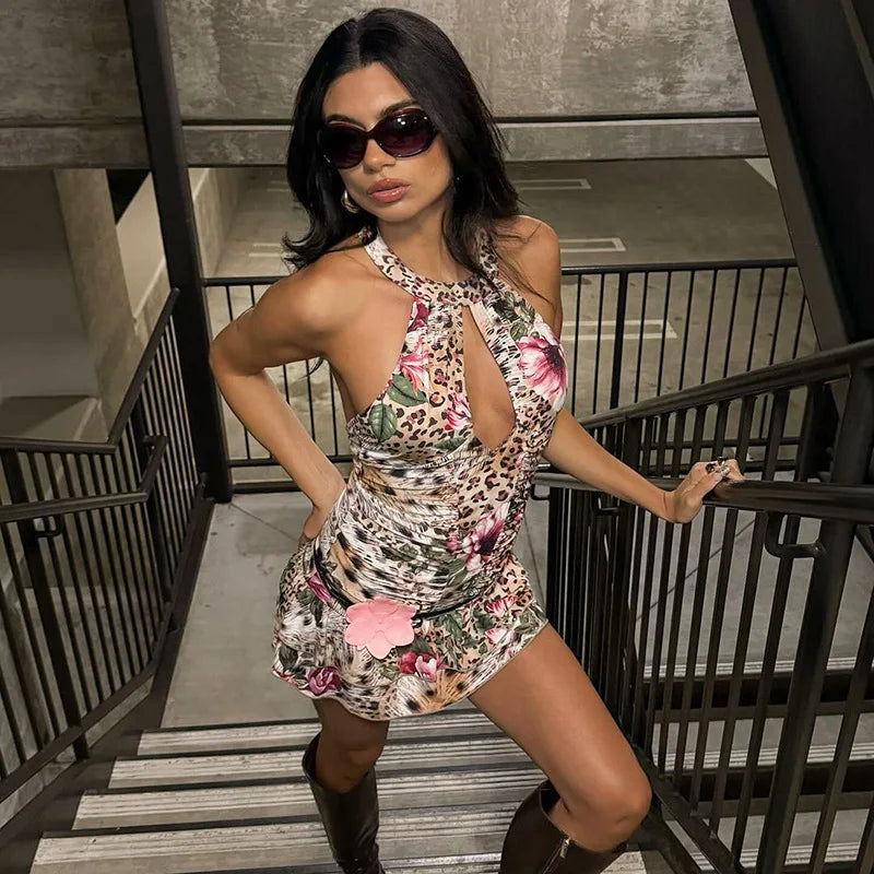 שמלת מיני קולר בהדפס מנומר בעיטור פרחים גב פתוח - צ'ילי