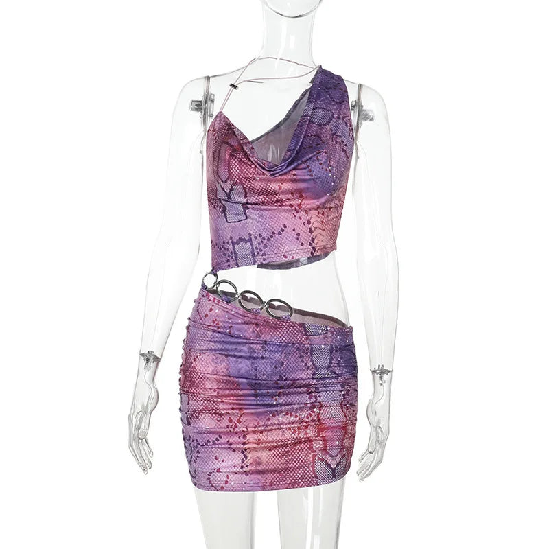 שמלת מיני בעיצוב חצוי בהדפס מיוחד בעיטור חישוקי אבזם - קמי