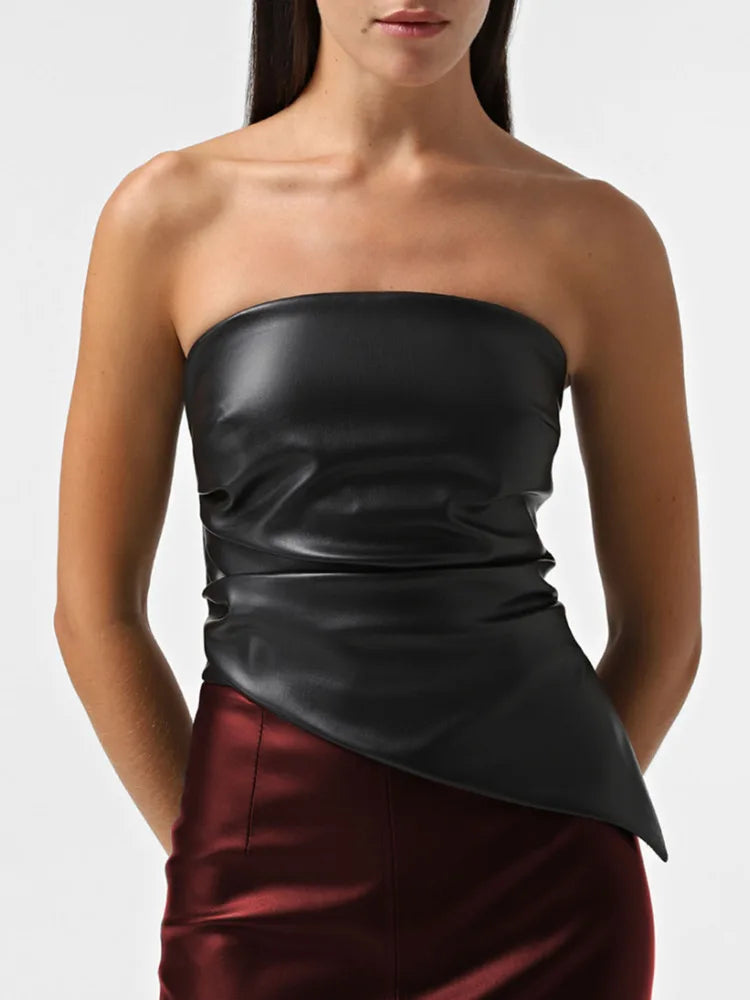 טופ סטרפלס דמוי עור בעיצוב אסימטרי - Jennifer