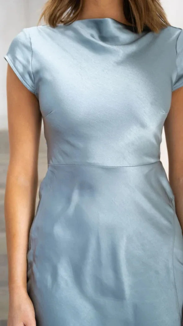 שמלת מידי סאטן בעיצוב שסע וגב פתוח - שריי