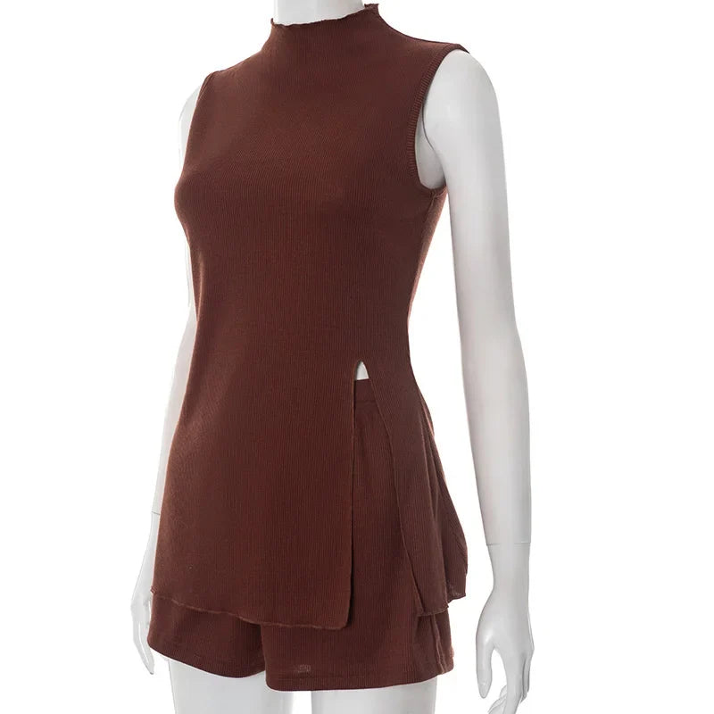 סט שני חלקים סרוג מכנסיים קצרים וחולצת גולף בעיצוב שסע - נארה