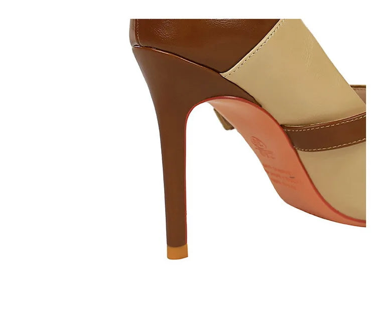 נעלי עקב שפיץ דמוי עור בעיטור אבזם - MARGARET