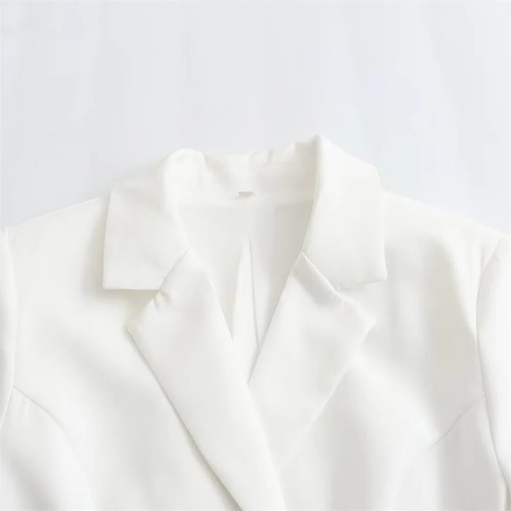 שמלת מיני מחויטת בעיצוב פתחים וחגורה בגב - דבי