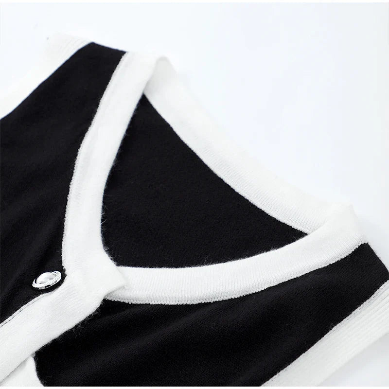 שמלת מיני סרוגה בסגנון מחויט - אמור