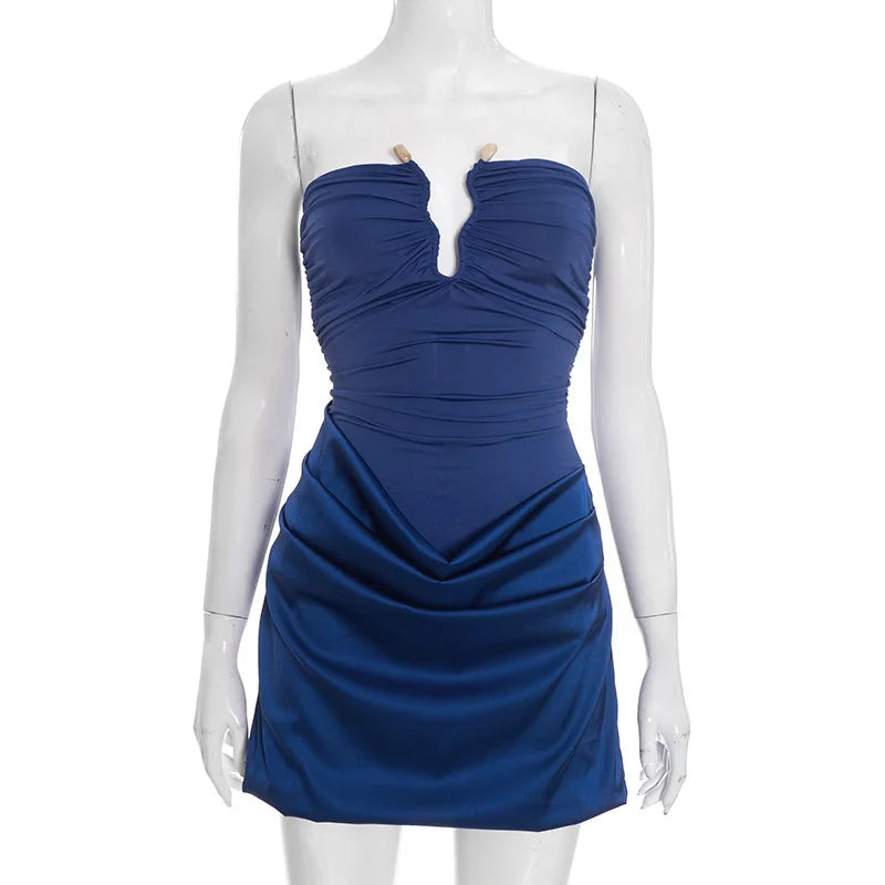 Strapless mini dress in a pleated satin design with buckle decoration - Easy