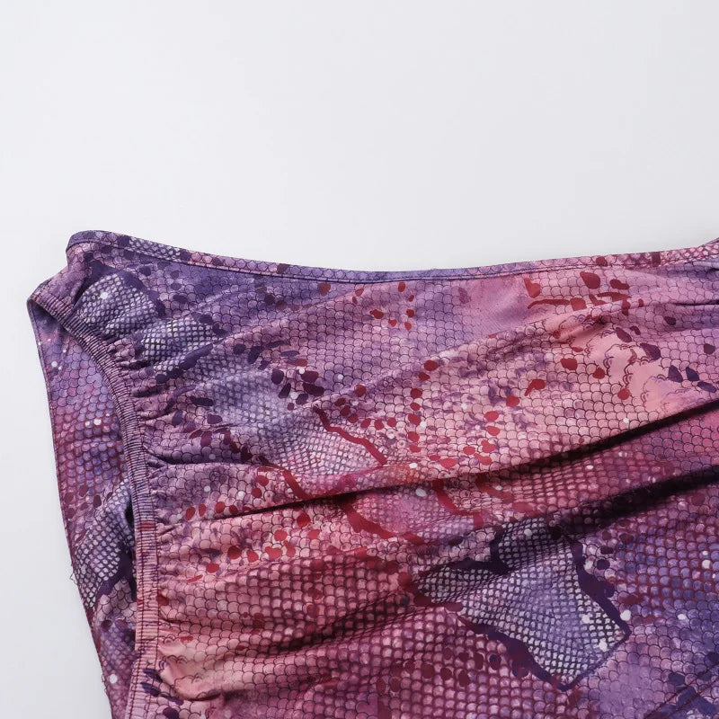 שמלת מיני בעיצוב חצוי בהדפס מיוחד בעיטור חישוקי אבזם - קמי