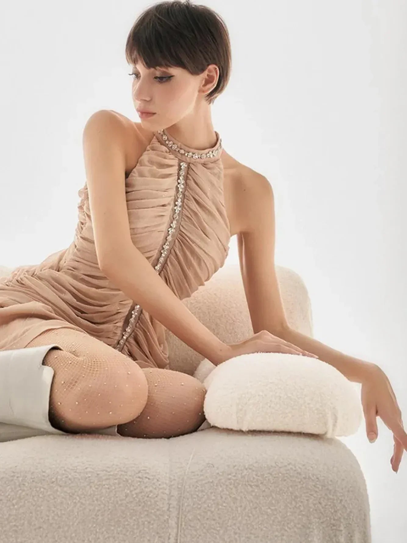 שמלת מיני שיפון קיפולים מלמלה בעיטור יהלומים ונצנצים - יאבה