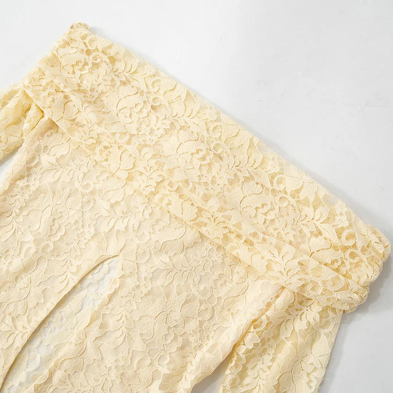 שמלת מיני תחרה כתפיים חשופות בעיטור חוטי קשירה במותן ובידיים - Aviana