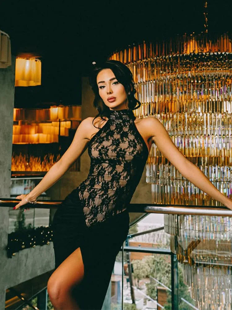 שמלת מקסי גולף בעיטור תחרה בעיצוב שסע עמוק - Calliope