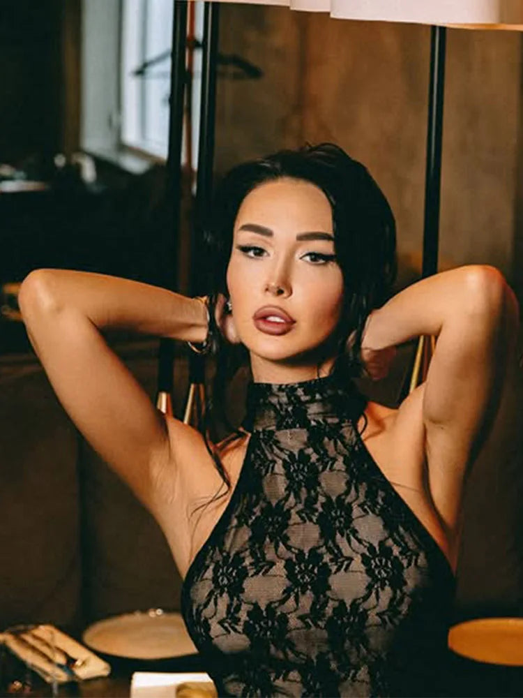 שמלת מקסי גולף בעיטור תחרה בעיצוב שסע עמוק - Calliope