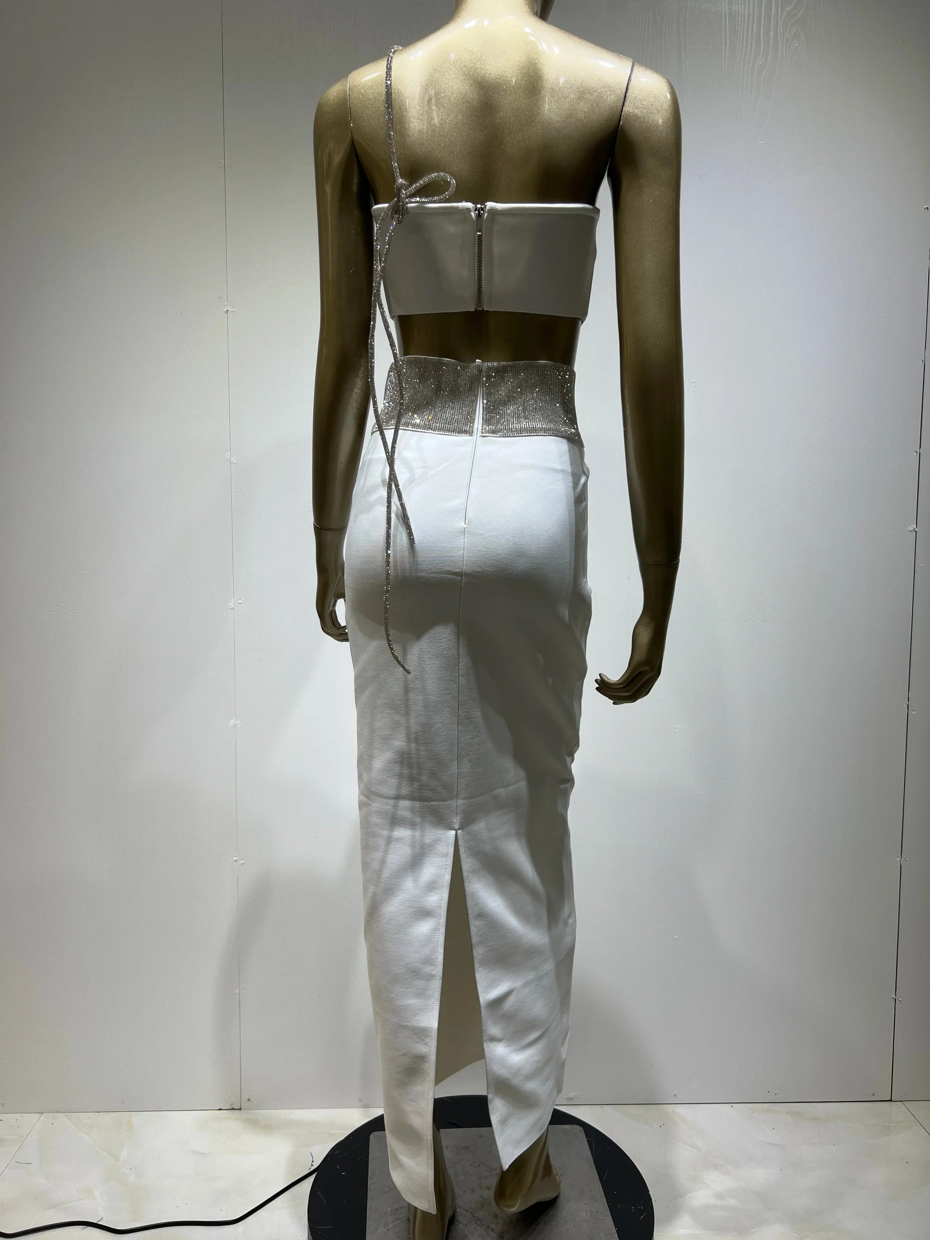 סט שני חלקים בעיטור זרקונים חצאית מקסי וטופ סטרפלס - LUAN