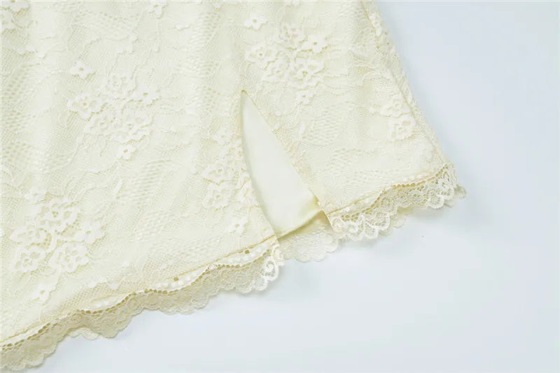 שמלת מיני צמודה בעיטור תחרה איורי רקמת פרחים ושסע קטן - ניל