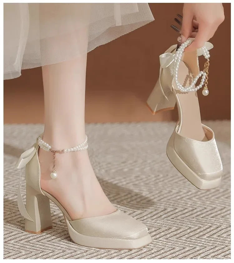 נעלי עקב קטיפה בעיטור פנינים ופפיון - ויטה