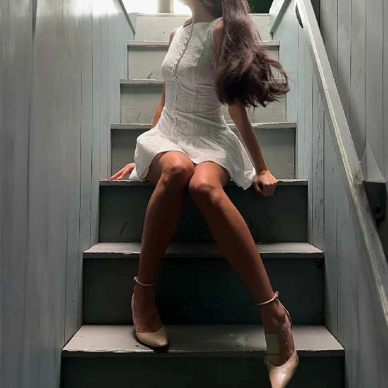 שמלת מיני בעיצוב רקמה בעיטור כפתורים - שקד