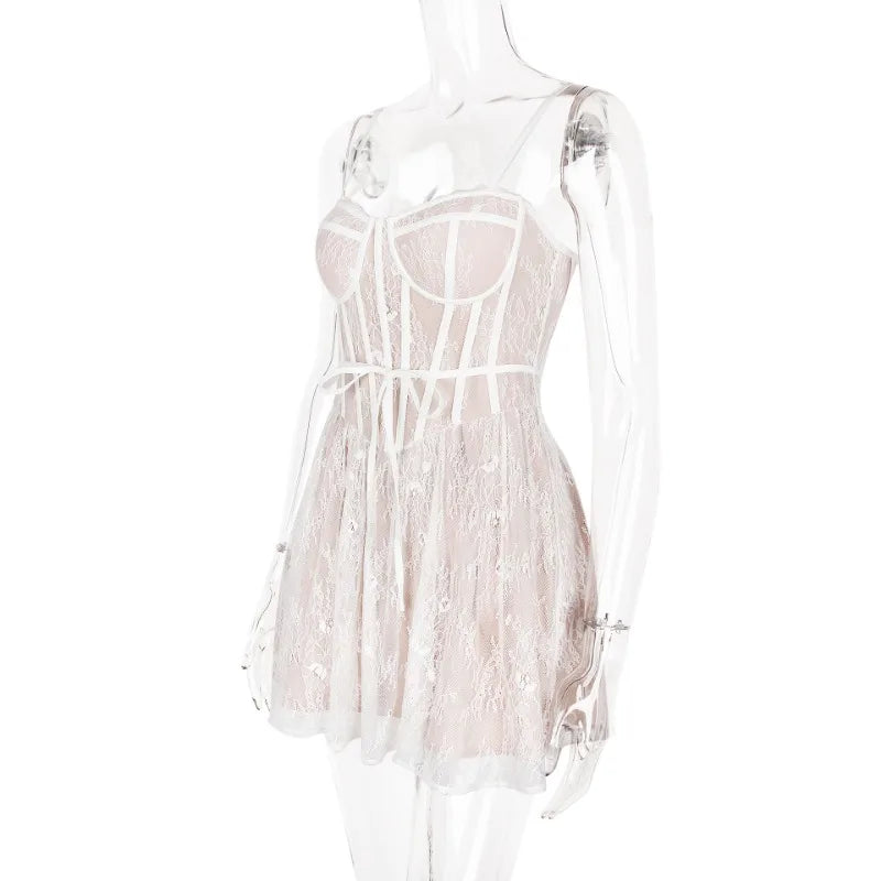 שמלת מיני תחרה בגזרת A בעיצוב מחוך - מילאן