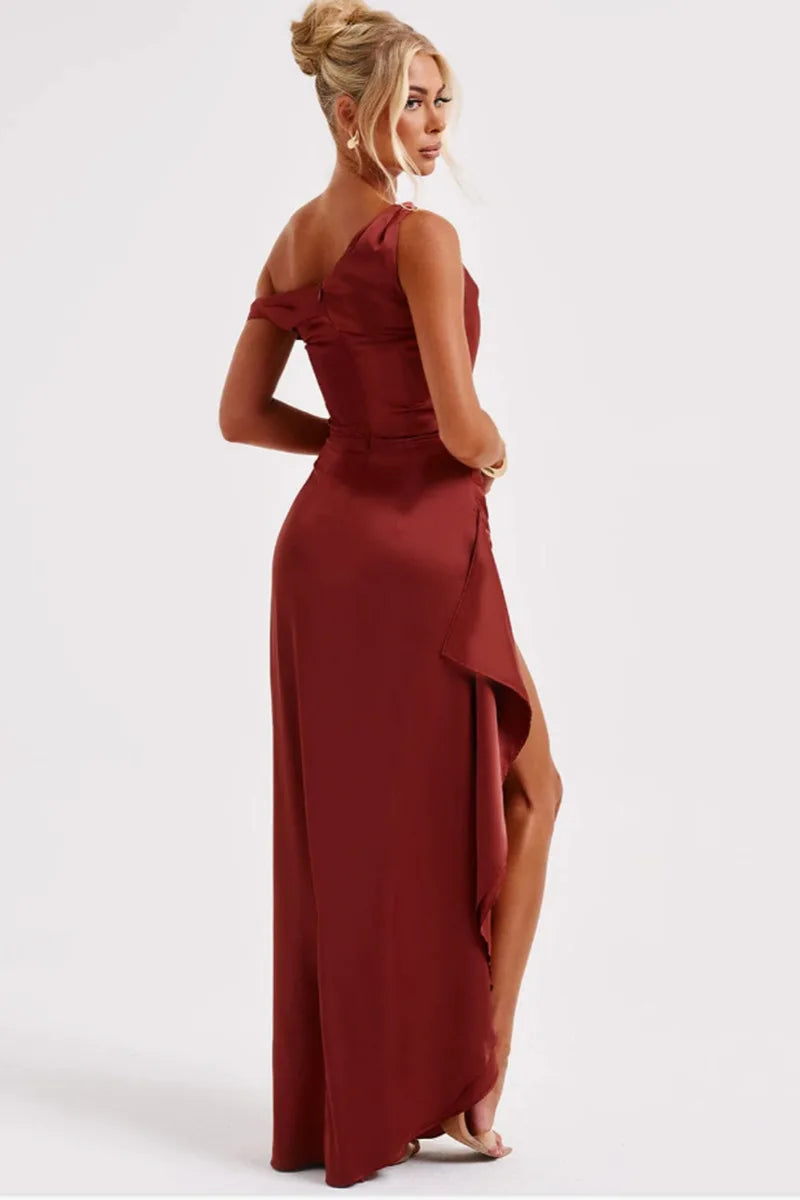 שמלת מקסי סאטן בעיצוב שסע וכתף חשופה - אמיליאנה