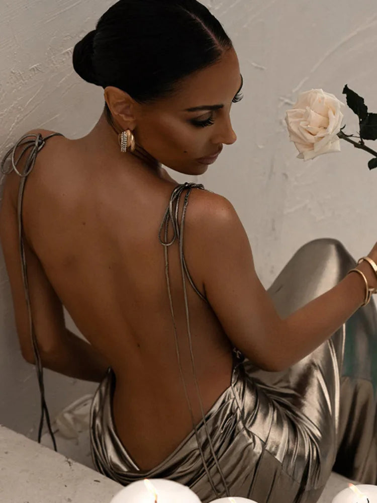 שמלת מקסי בגוון ברונזה מטאלי בעיצוב קשירה בכתפיות גב פתוח - ננסי