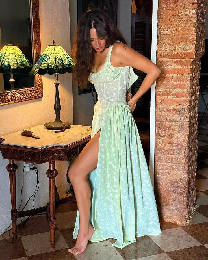 שמלת מקסי שיפון בעיטור רקמת פרחים בגזרת A בעיצוב שסע - Alejandra