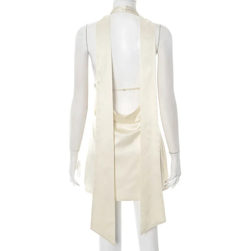 שמלת מיני סאטן מחשוף V בעיטור צעיף תואם - קרינה