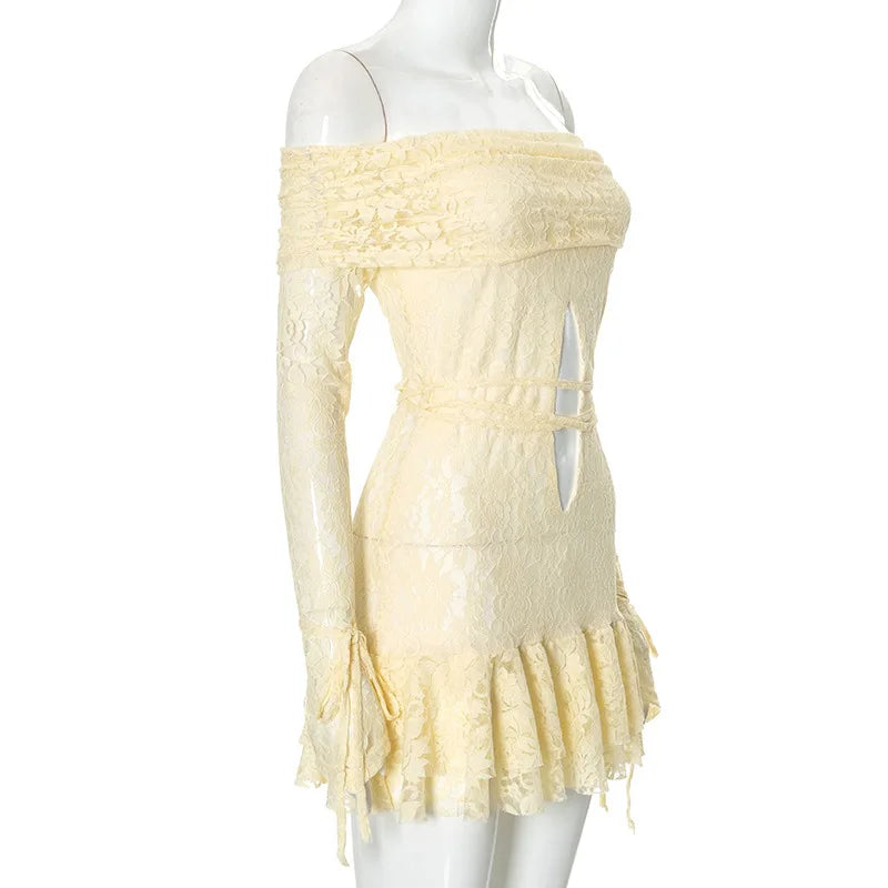 שמלת מיני תחרה כתפיים חשופות בעיטור חוטי קשירה במותן ובידיים - Aviana