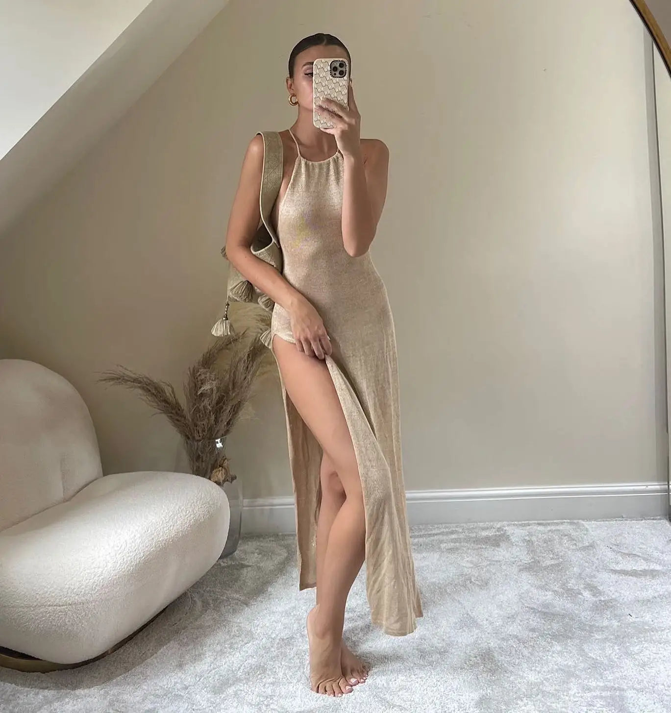 שמלת חוף מקסי קולר סרוגה בעיצוב שסע וקשירות בגב פתוח - סנדי