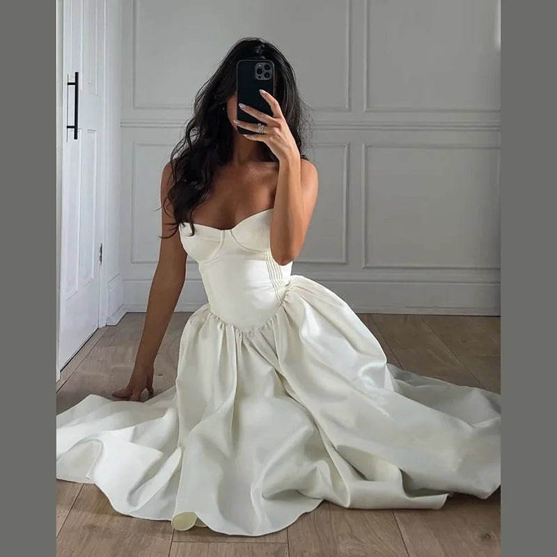 שמלת מידי סטרפלס בגזרת A בעיצוב אלגנטי - Simone