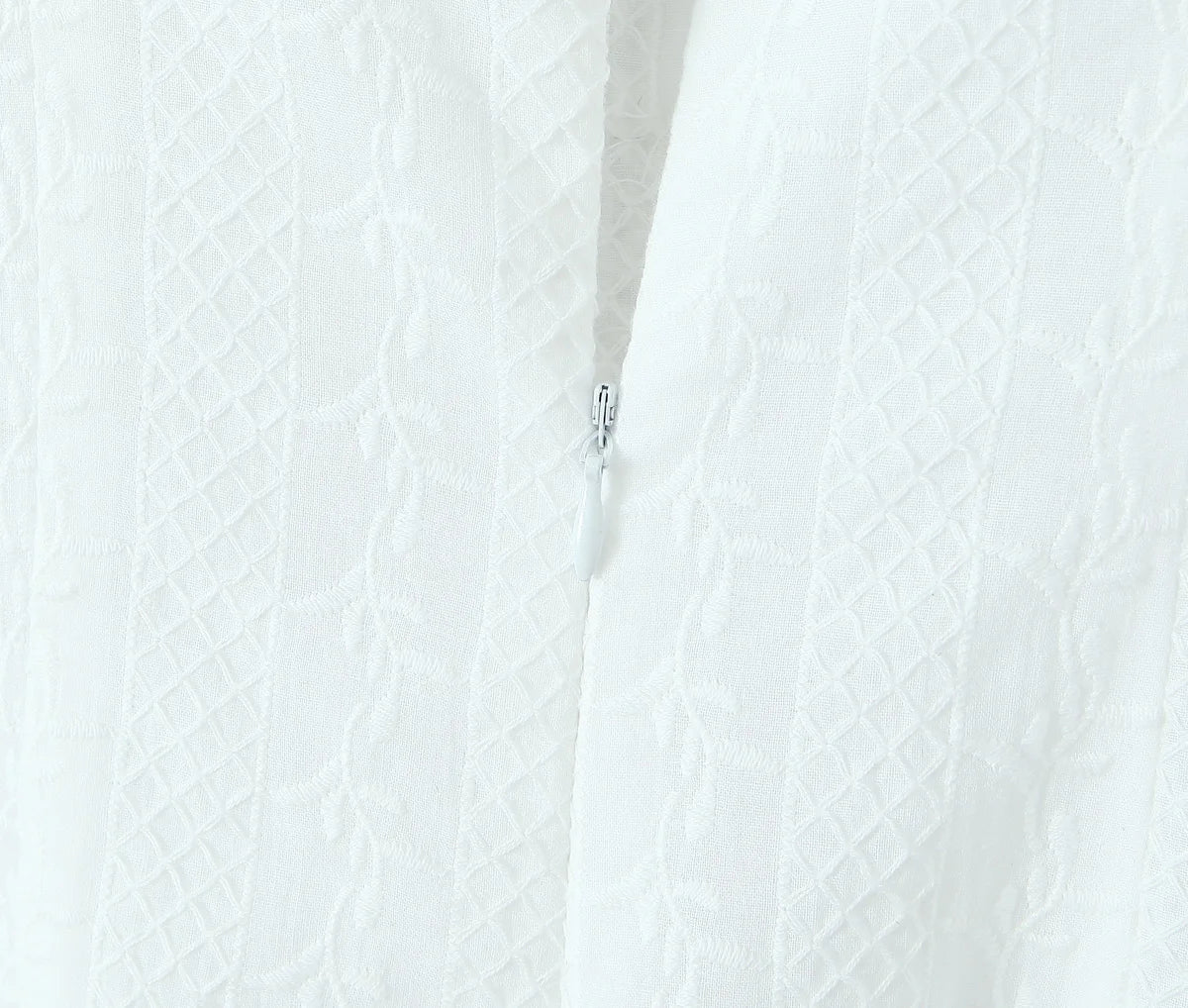 שמלת מיני בעיצוב רקמה בעיטור כפתורים - שקד