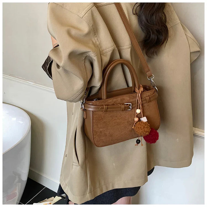 Suede bag with retro design + accessories