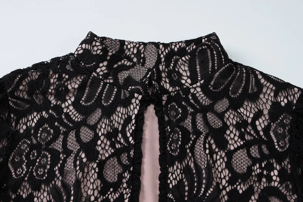 שמלת מיני תחרה צווארון גולף בעיטור כפתור - קימורה