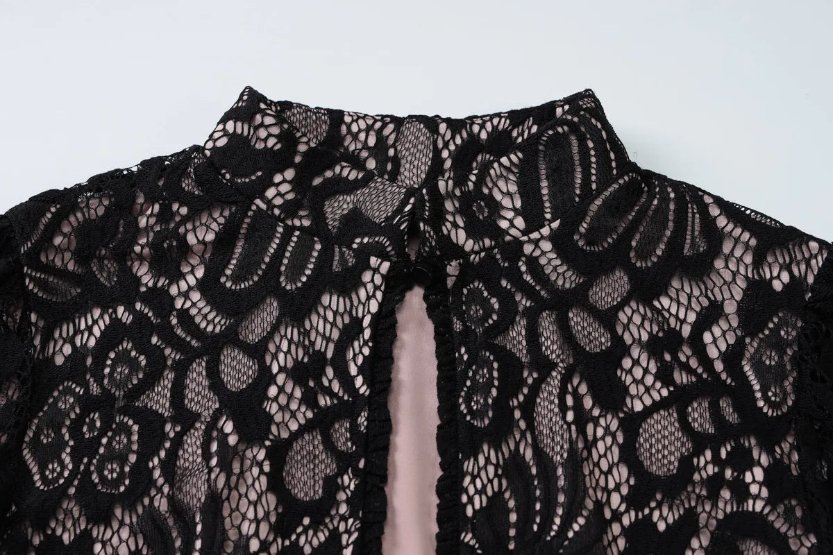 שמלת מיני תחרה צווארון גולף בעיטור כפתור - קימורה