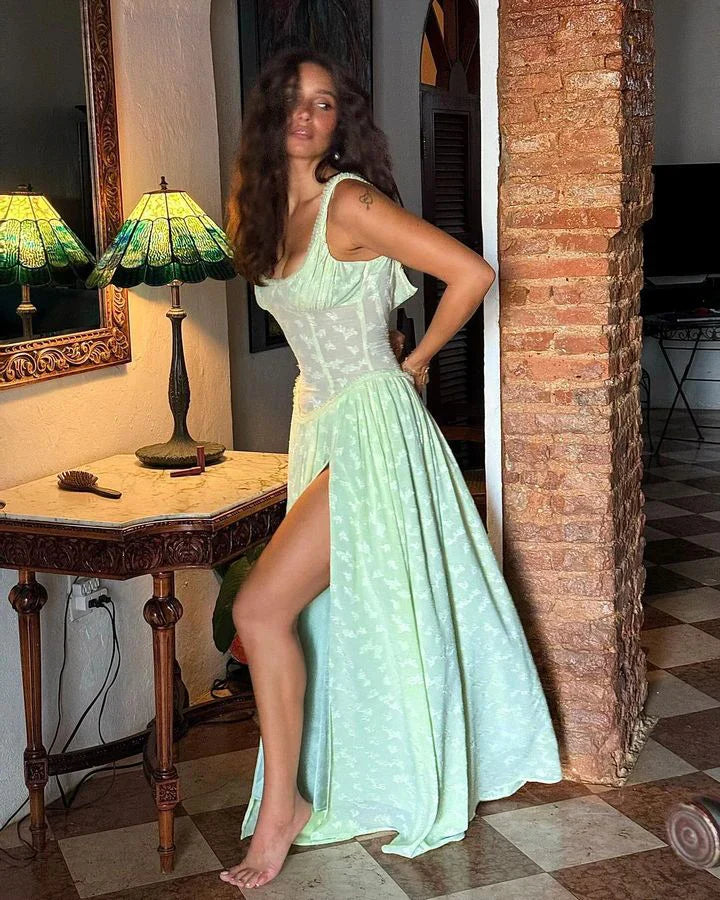 שמלת מקסי שיפון בעיטור רקמת פרחים בגזרת A בעיצוב שסע - Alejandra