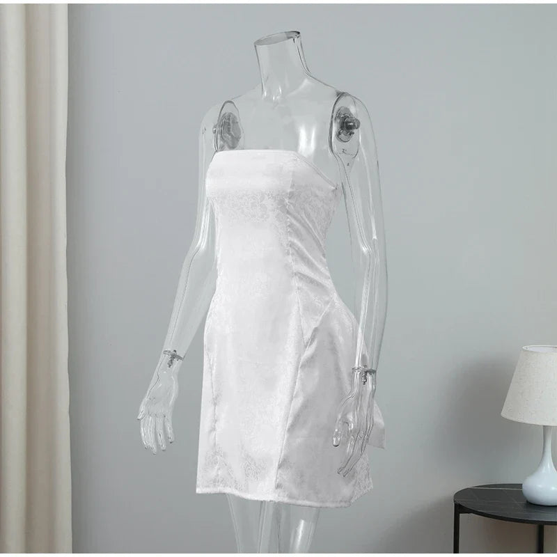 שמלת מיני סטרפלס בעיטור רקמת איורי פרחים ופפיון - חימנה