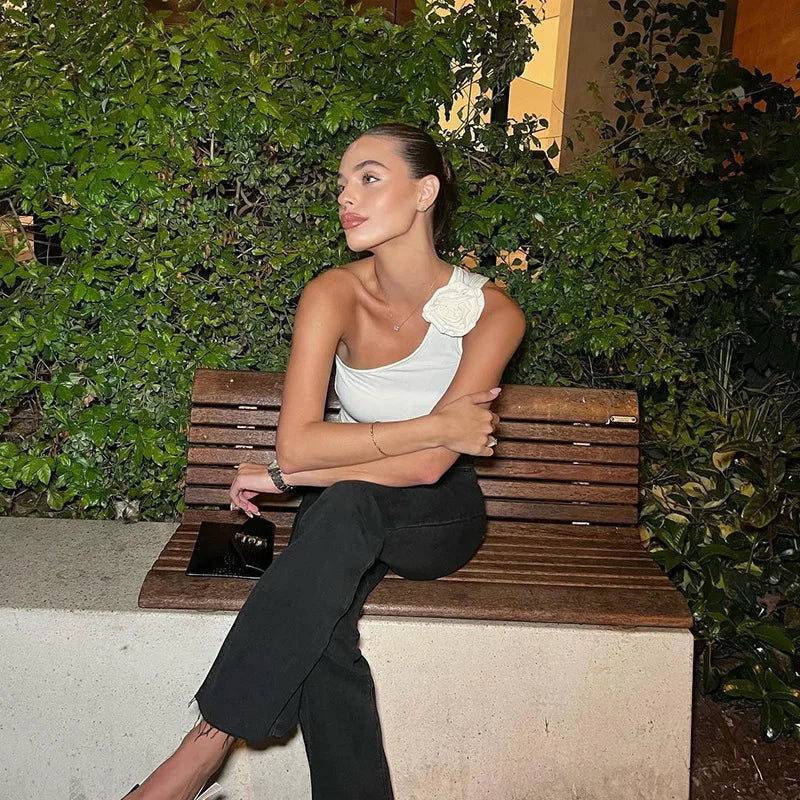 גופייה אסימטרית כתף אחת בקישוט פרח - כרמלה