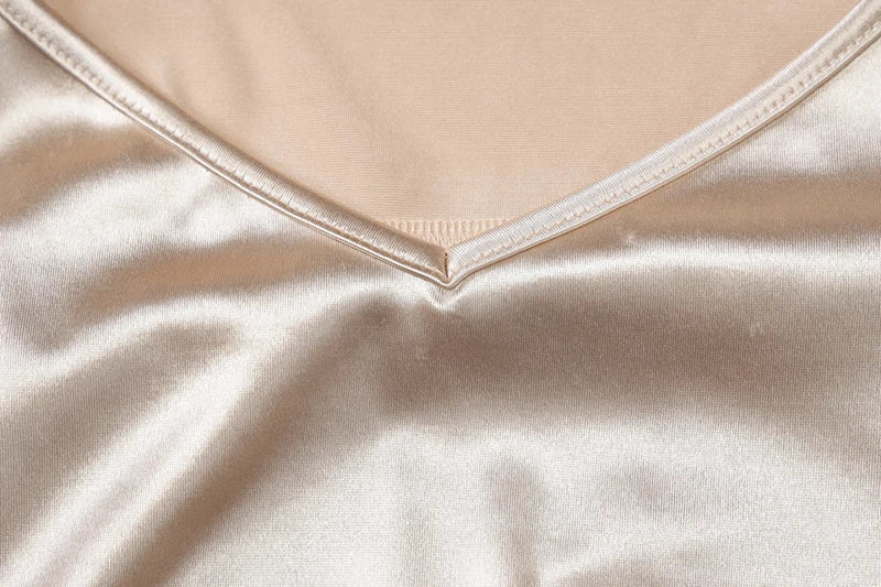 שמלת מקסי סאטן גב פתוח בעיצוב שסע בעיטור צעיף תואם - פיליסיה