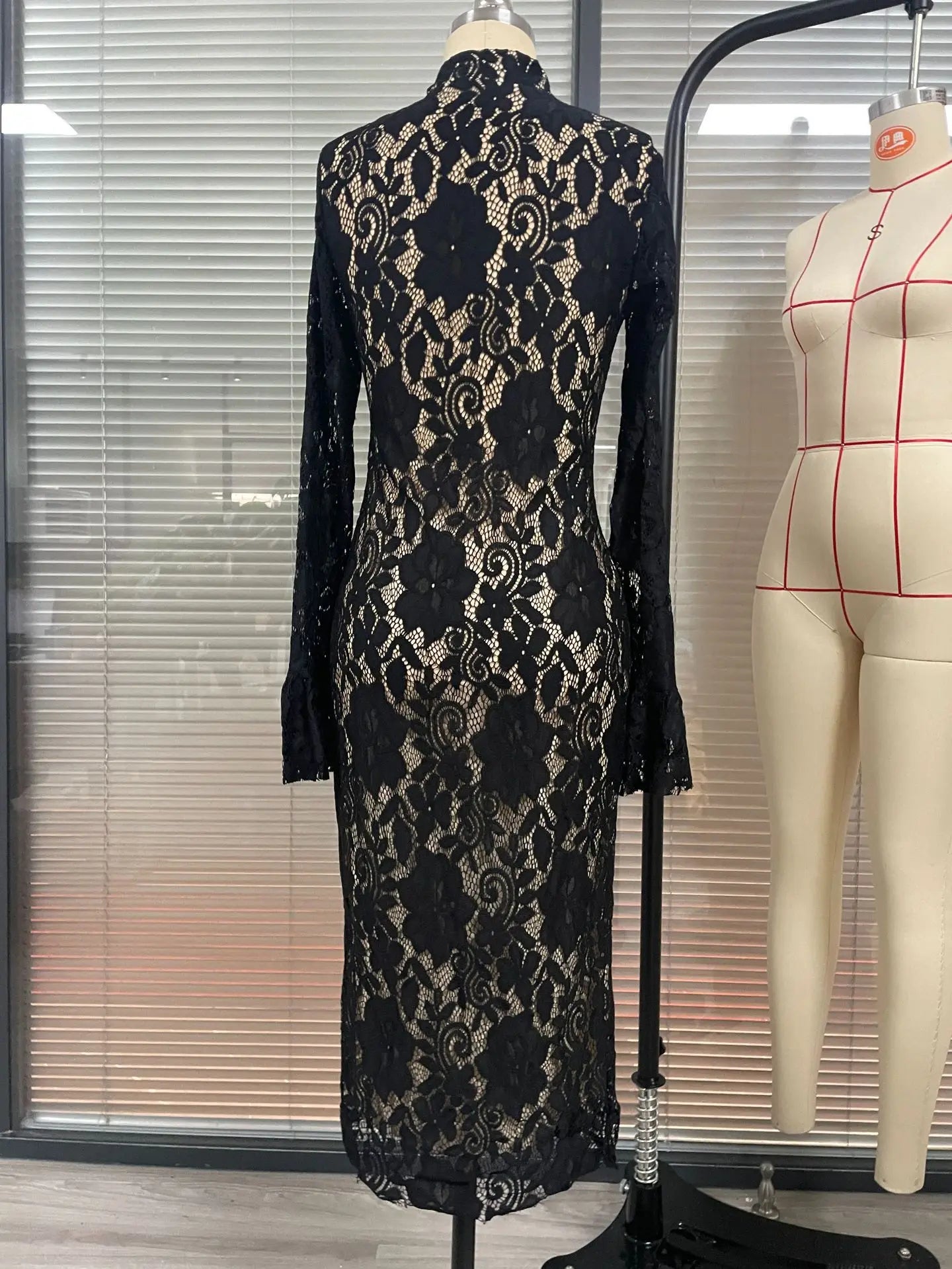 שמלת מידי תחרה בעיצוב מחשוף ושרוולי פעמון - Elsie