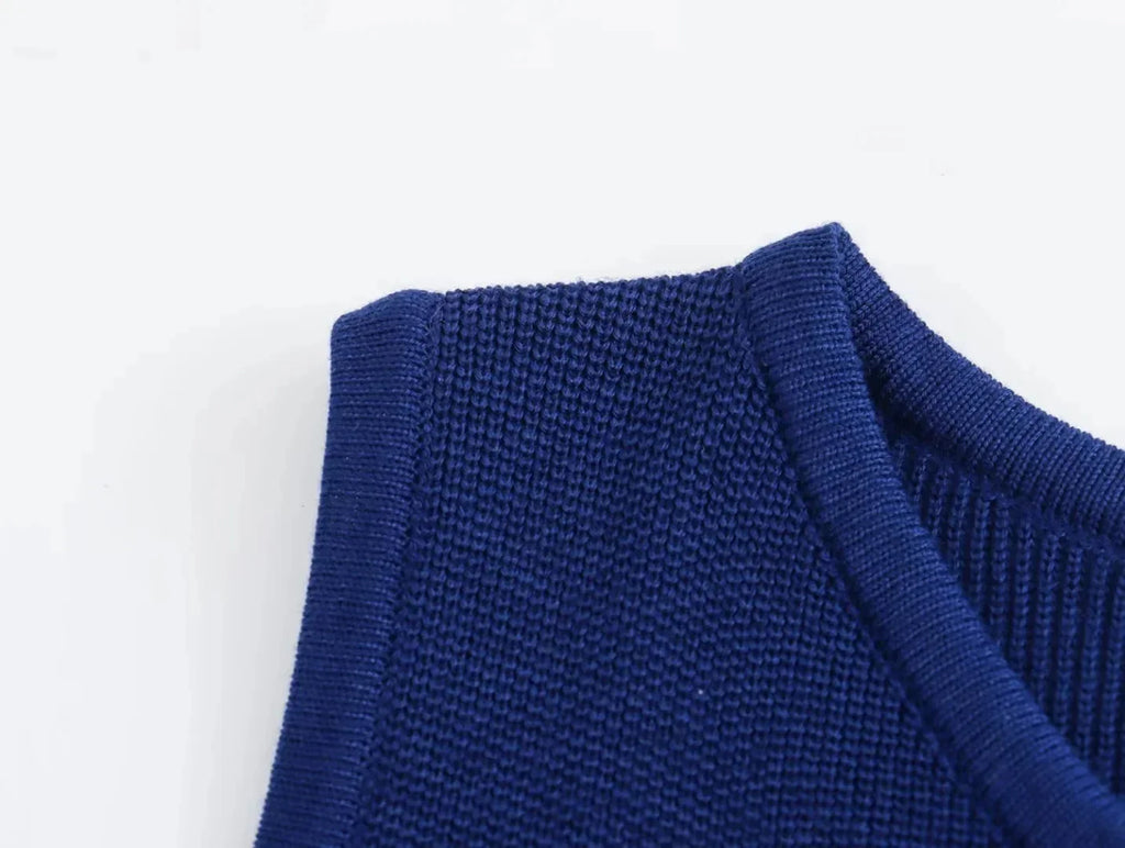 שמלת מידי אלגנטית סרוגה בעיטור כפתורים ושסע קטן - פייר