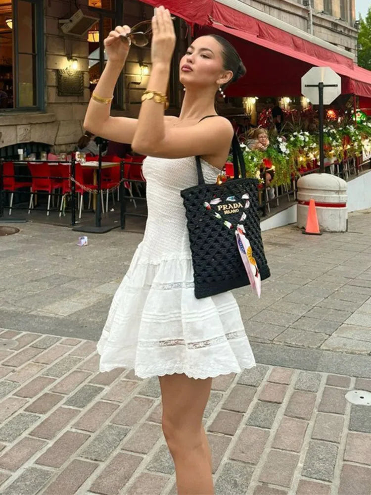 שמלת מיני סטרפלס בגזרת A בעיצוב כיווצים בעיטור תחרה - לאבין