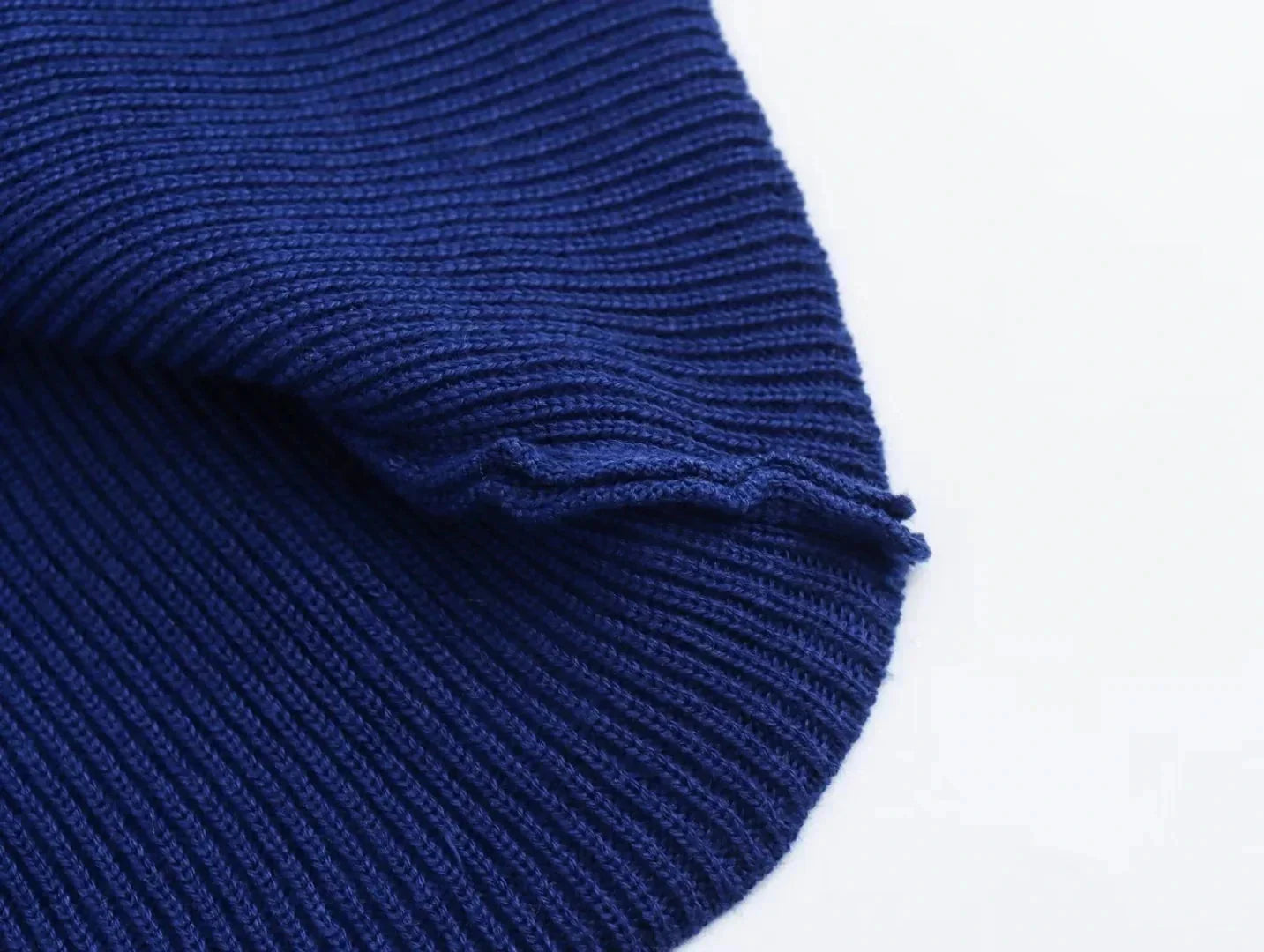 שמלת מידי אלגנטית סרוגה בעיטור כפתורים ושסע קטן - פייר